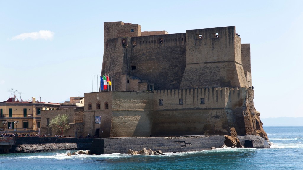 Castel dell’Ovo – Myt, sten och havets&nbsp;andetag